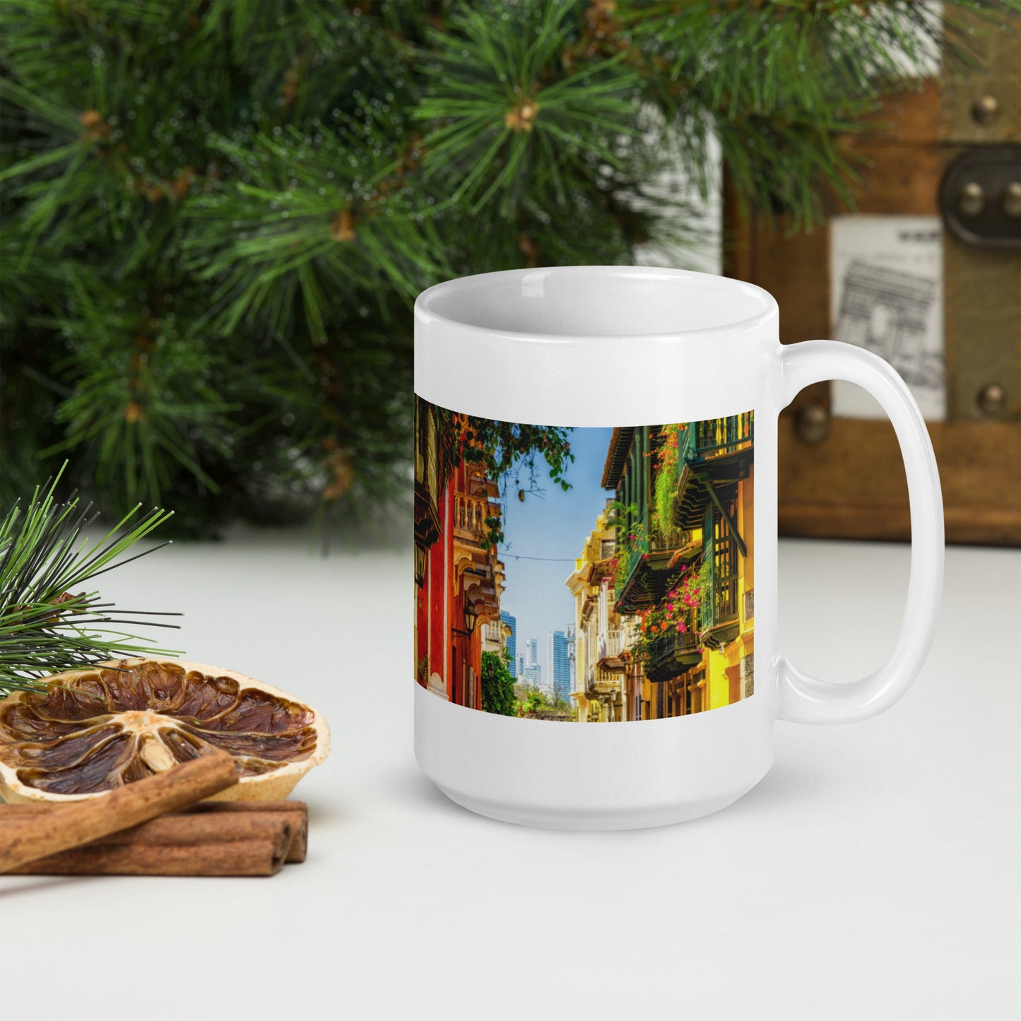 Taza blanca brillante con la Bandera de Colombia