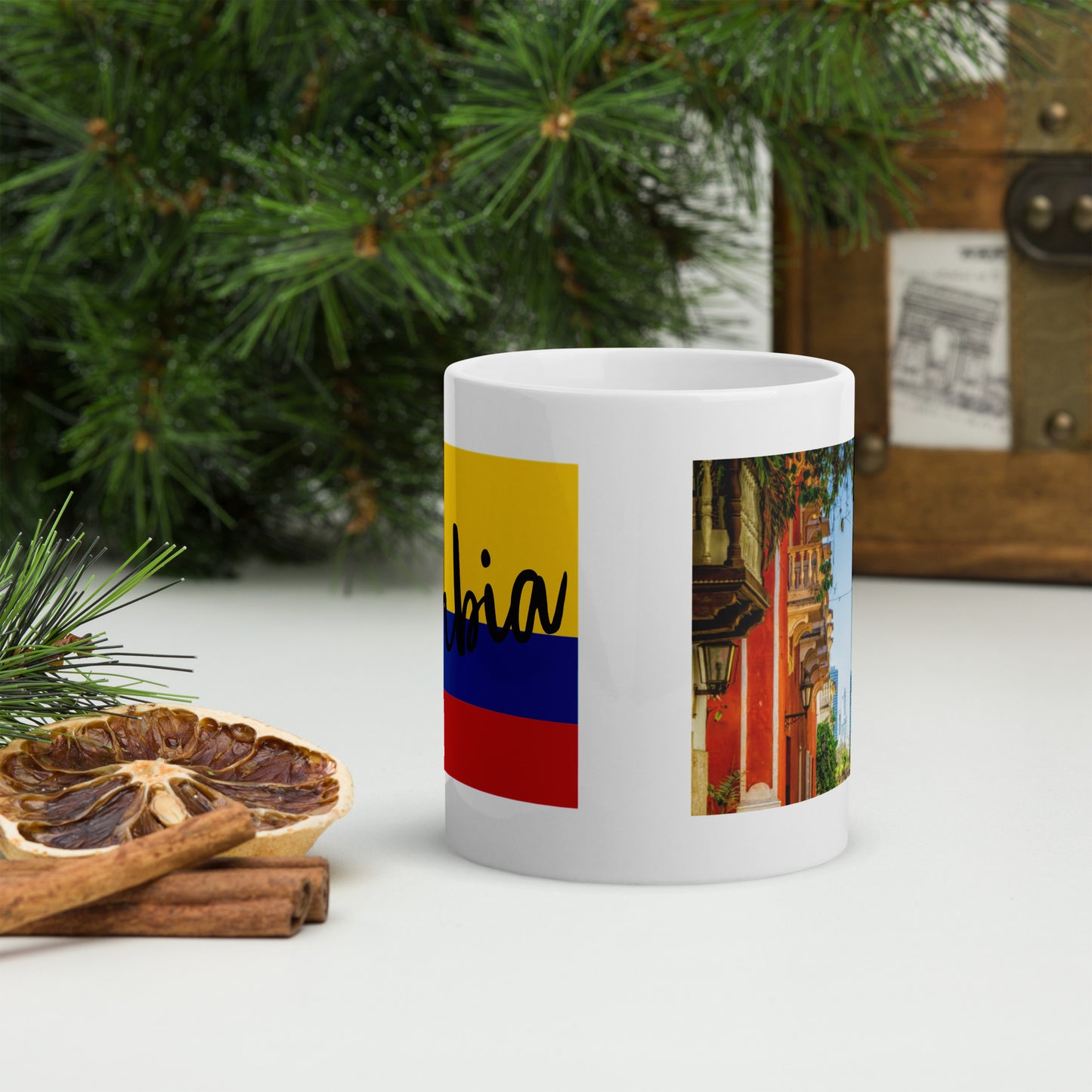 Taza blanca brillante con la Bandera de Colombia