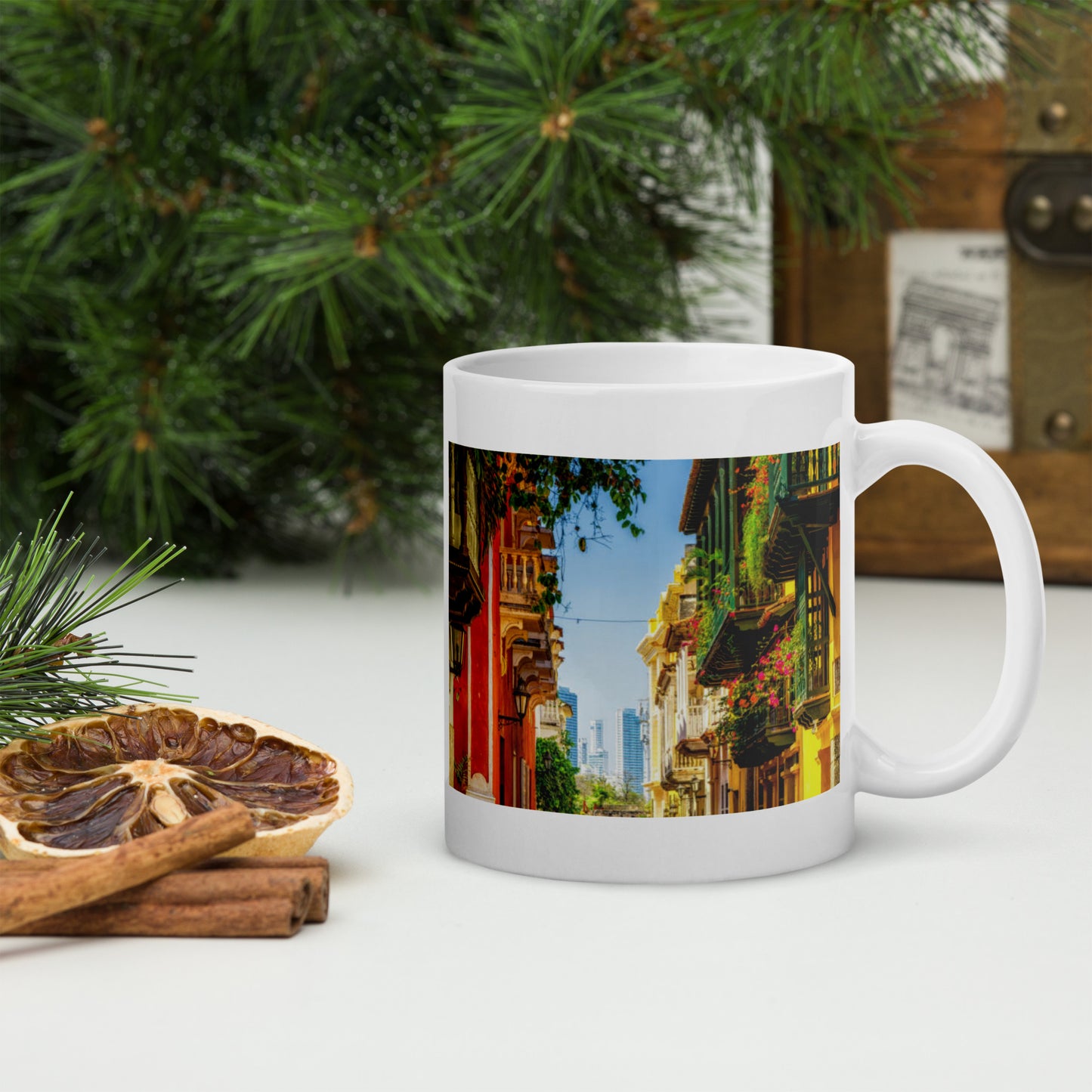 Taza blanca brillante con la Bandera de Colombia