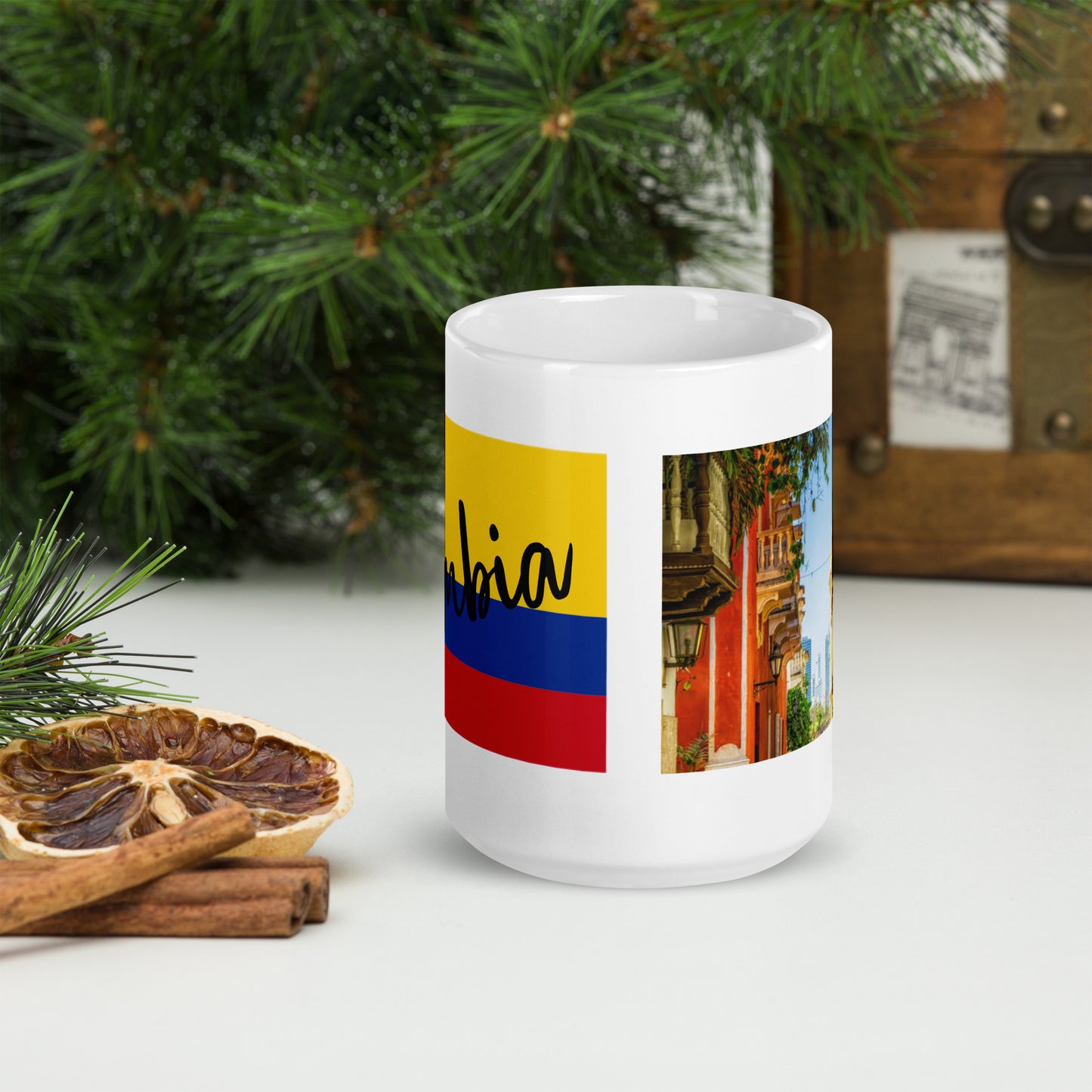 Taza blanca brillante con la Bandera de Colombia